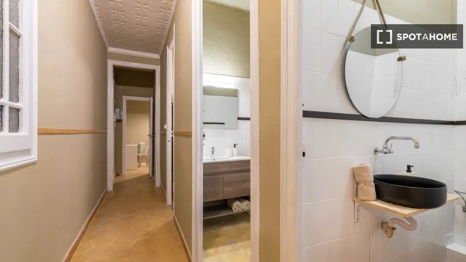 Salles de bain - Shared Flat with 6 Rooms in L'Antiga Esquerra
