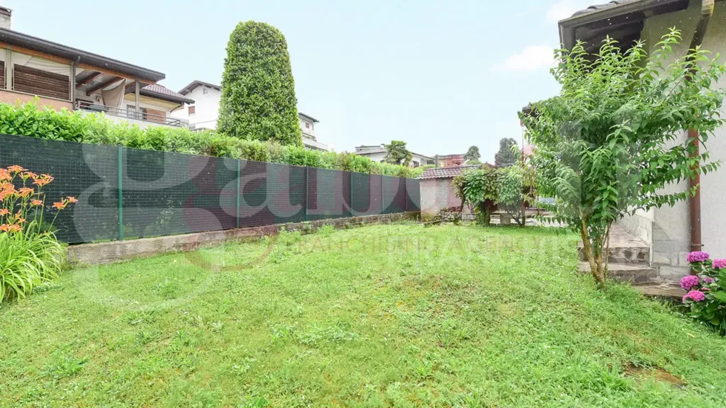 Aed - Villa with Garden in Cantù