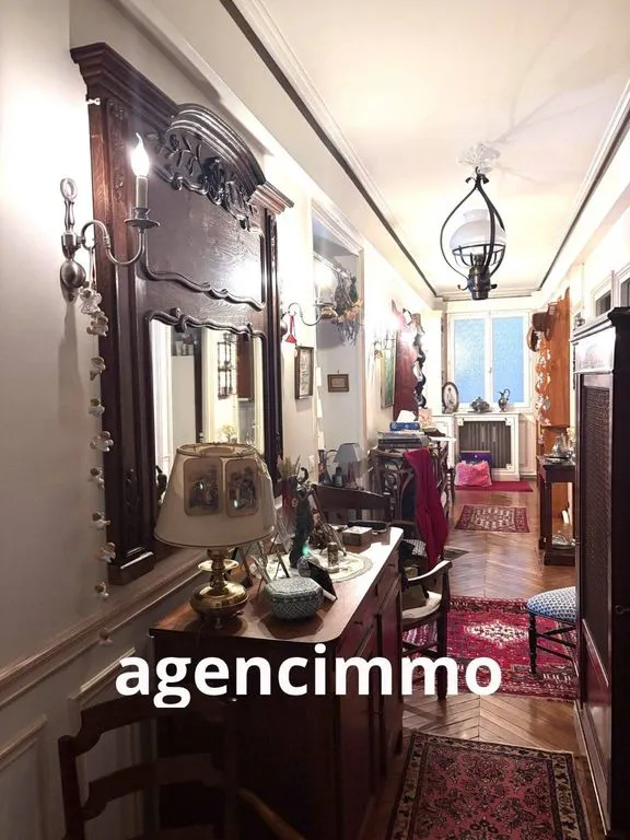 Ingresso - Haussmannian Flat in Canal Saint Martin, Paris