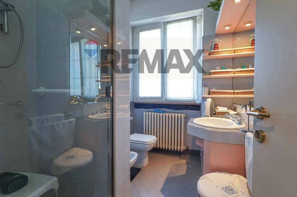 Salles de bain - Detached Villa with Two Apartments in Cologno al Serio