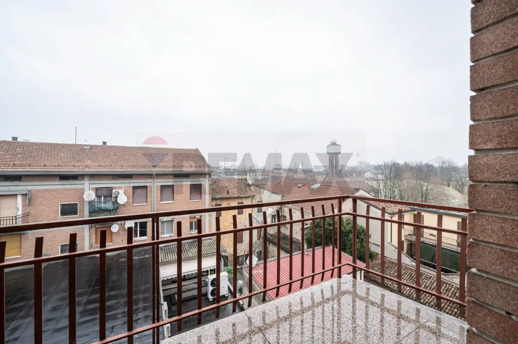 Rõdu - Spacious Apartment with Panoramic View in Guastalla Centre