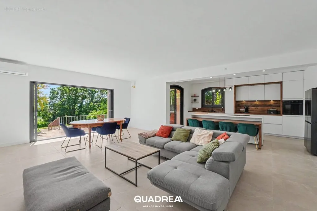 Living Room - Spacious House with Pool in Gratentour