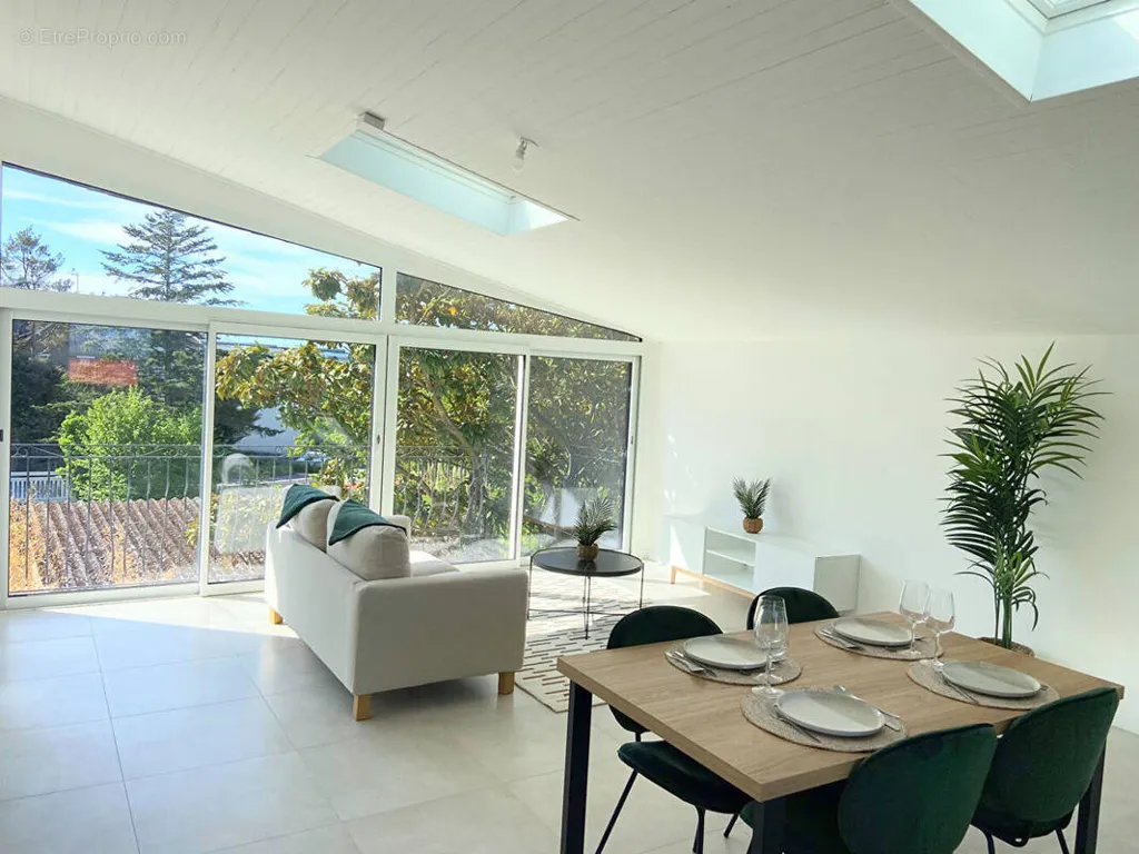 Salle à manger - Duplex Rénové avec Terrasse Sud à Saint-Marc-sur-Mer