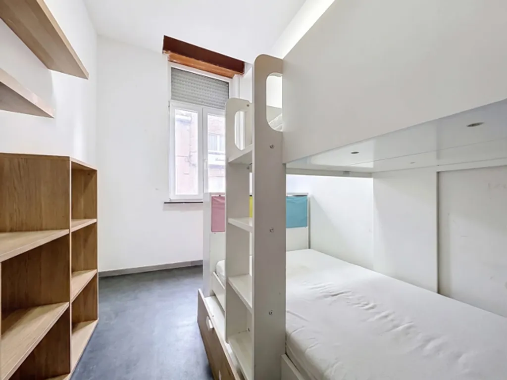 Chambres - Immeuble de Rapport Rénové avec 5 Unités à Louer