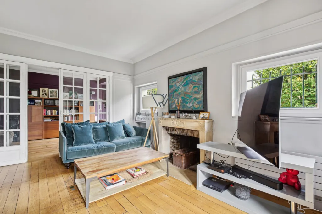 Elutuba - Charming 1930s House with Garden in Vaucresson