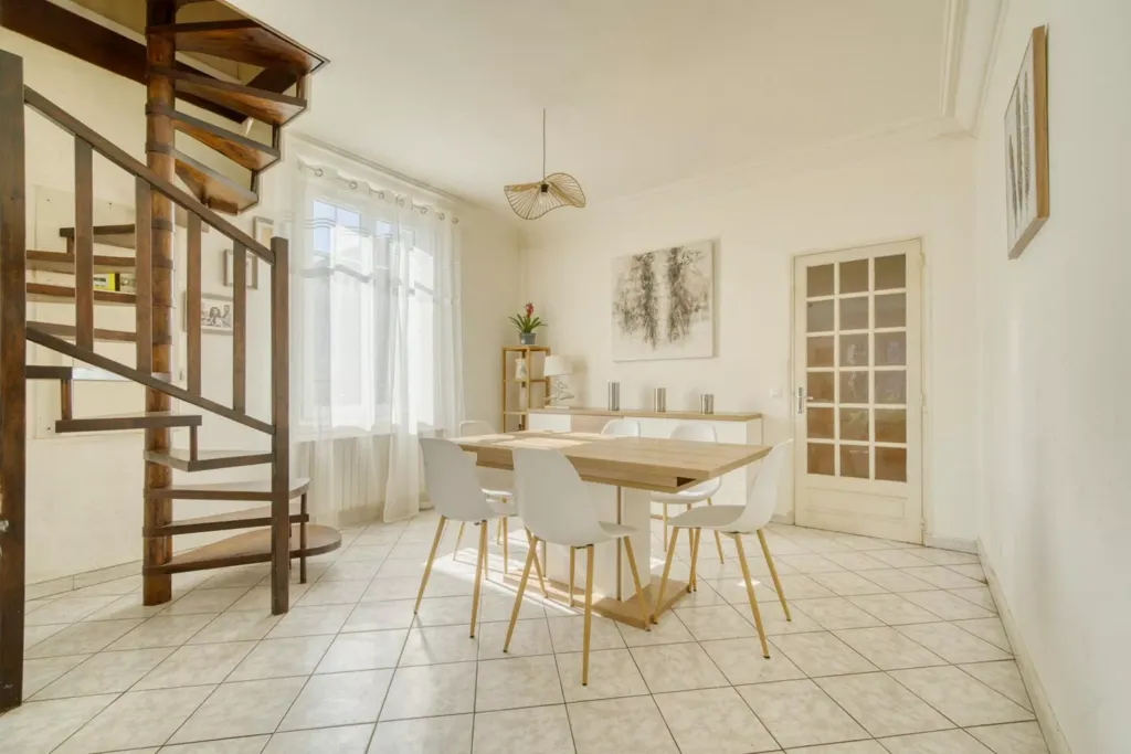 Söögituba - Renovated House with Veranda in Saintes