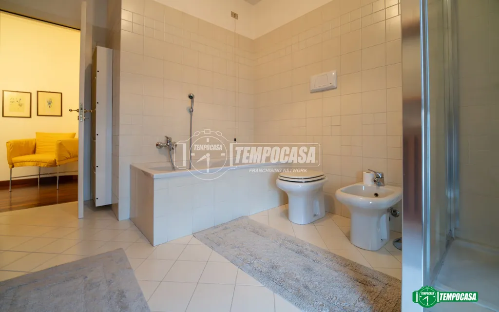 Salles de bain - Mansard Apartment with Balcony in Mariano Comense