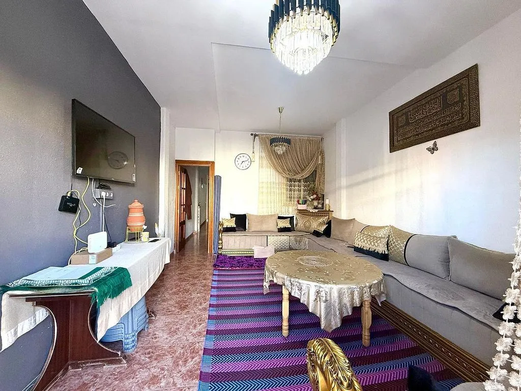 Séjour - 2-Bedroom Apartment with Potential in Luchana