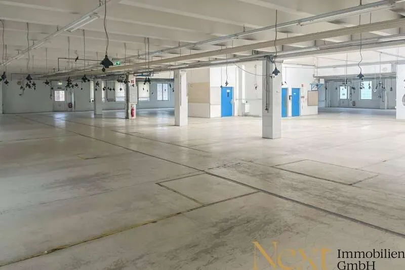 Toad - Warehouse with Office and Six Sectional Doors in Ansfelden