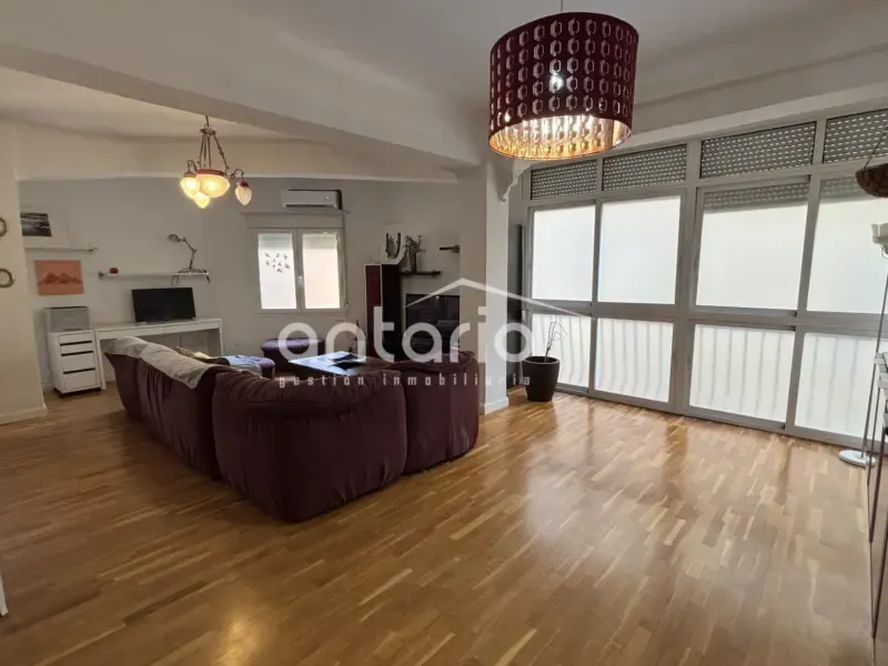 Soggiorno - Corner Flat with Large Windows in San Juan