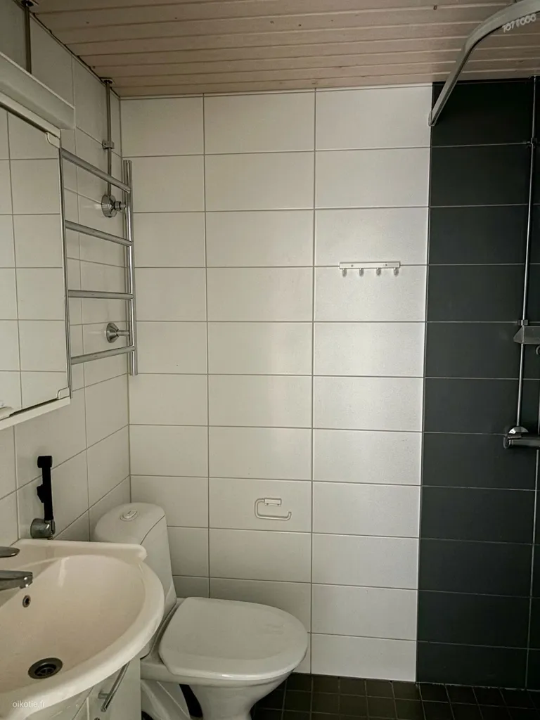 Salles de bain - Bright Apartment with Balcony in Länsimäki, Vantaa