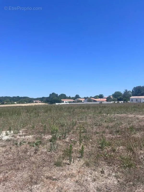 Aed - 701 m² Plot with Garden in Le Gua