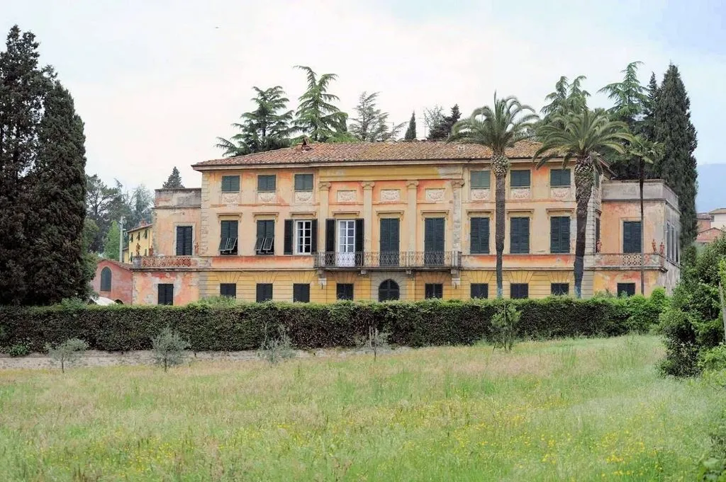 Außenansicht - 11-Bedroom Neoclassical Villa in Capannori