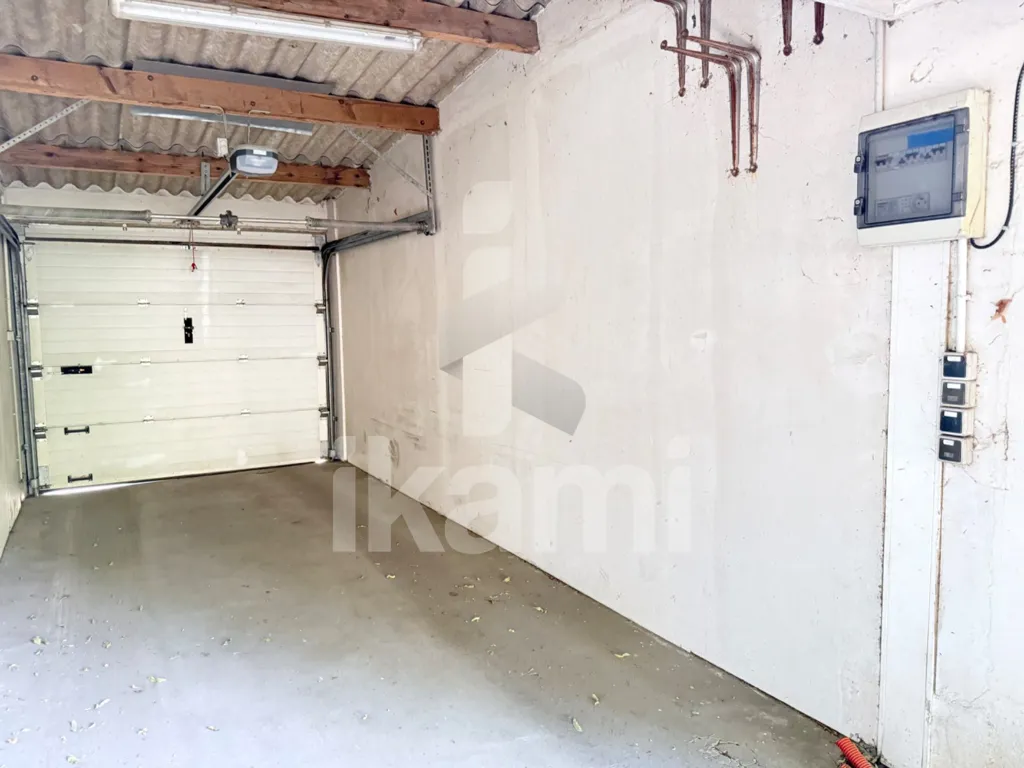 Garage - Maison avec terrasse et jardin au centre de Romans-sur-Isère