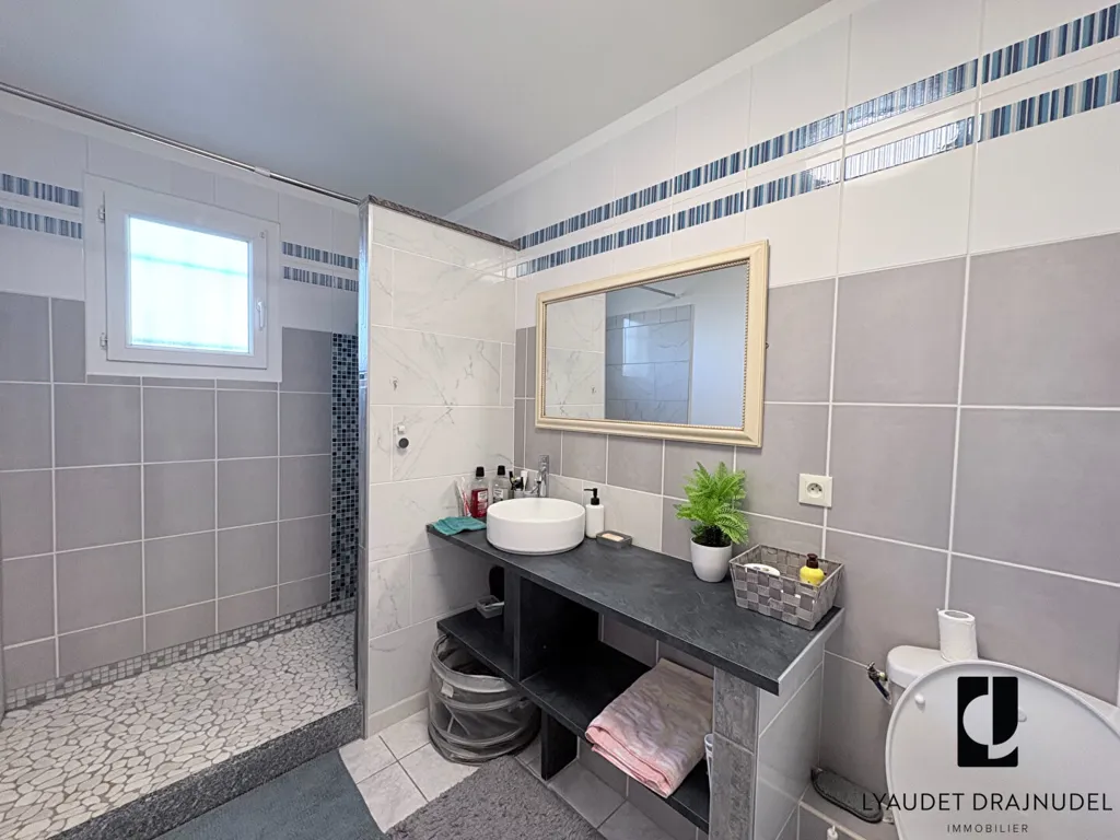 Salles de bain - Maison avec Jardin Paysagé et Piscine à Renaison
