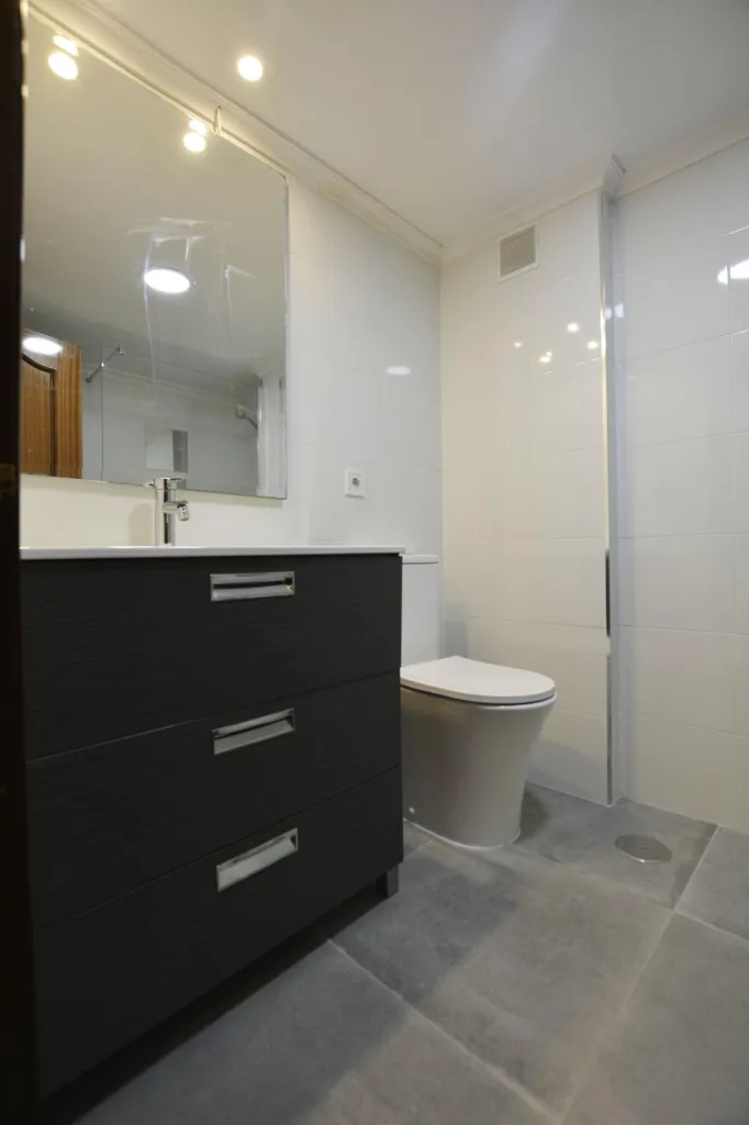 Vannitoad - Three-Bedroom Flat with Balcony in Ventanielles