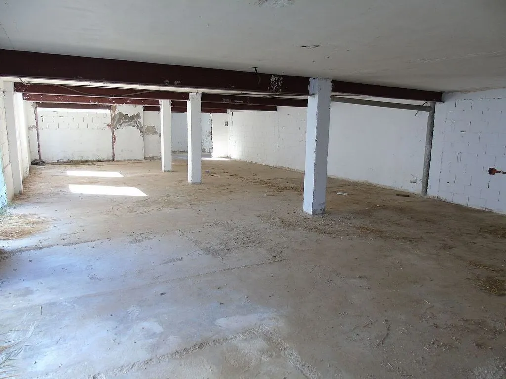 Garaaž - Chalet to Renovate with Garden in Ceutí