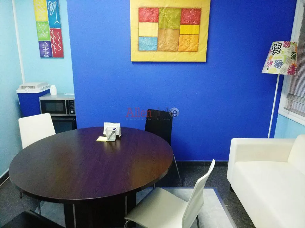 Sala da pranzo - Commercial Space with Modern Installation in Oviedo