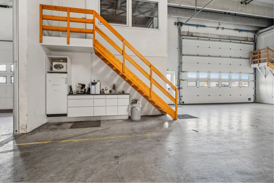 Zimmer - Warehouse with High Ceiling in Kjellerup