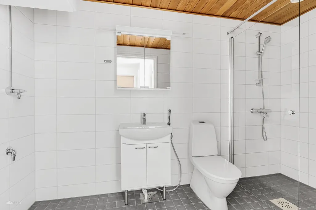 Salles de bain - Modern Flat with Floor Cooling in Linnakaupunki