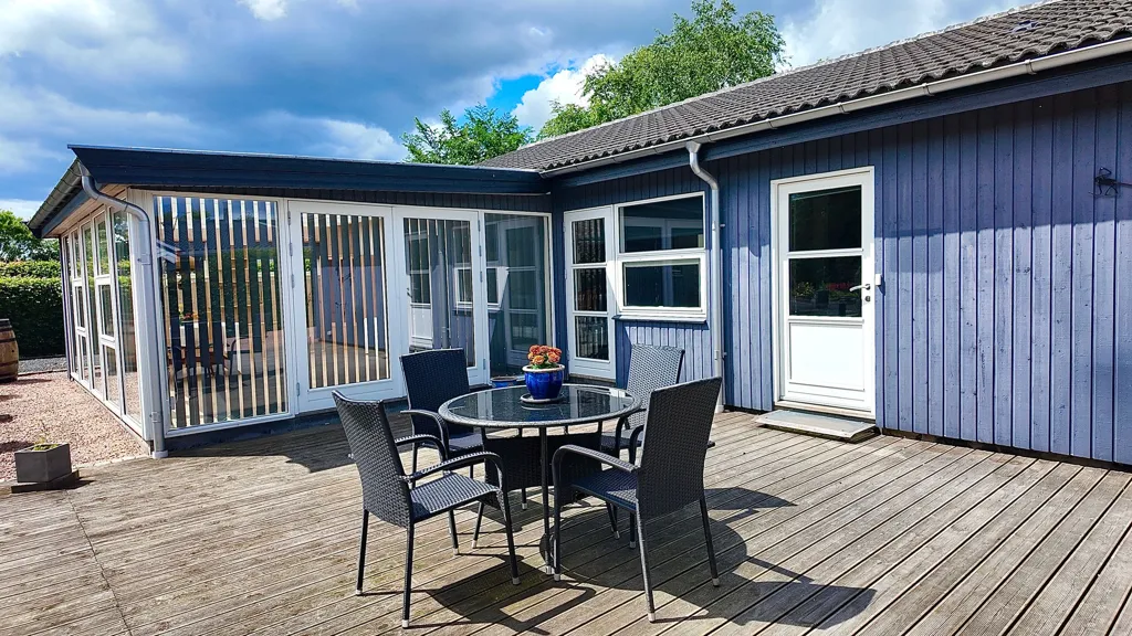 Terrazza - Well-Built Summerhouse with Garden in Skellet