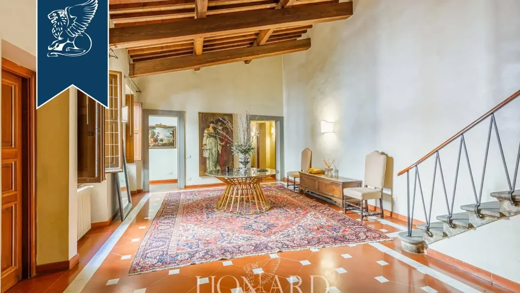 Hallway - Historic Attico with Decorated Facade in Florence