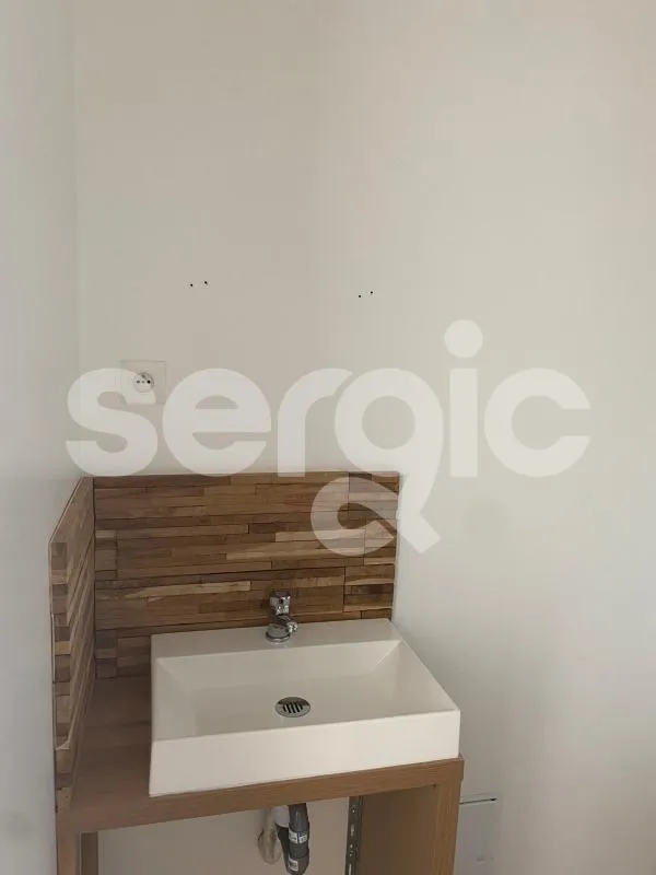 Bathrooms - Spacious Flat near Centre in Tourcoing