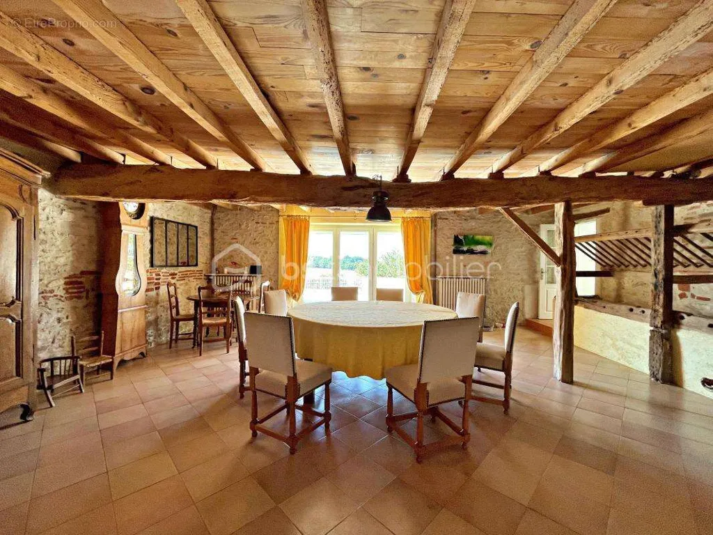 Söögituba - Charming Equestrian Estate with Paddock in Florentin