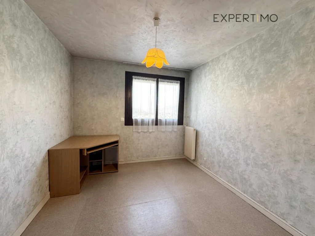 Office - Spacious Flat with Balcony in Sassenage