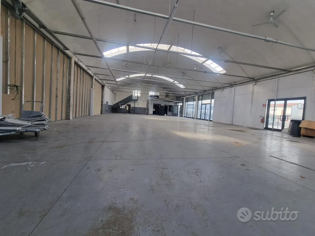 Pièces - Industrial Warehouse with Parking in Pistoia