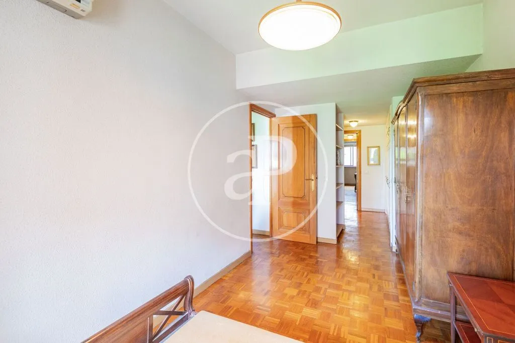 Esik - Luxury Apartment with River Views in Madrid
