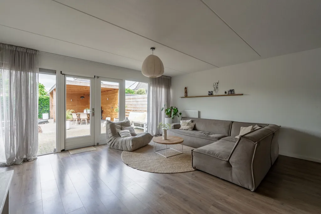 Elutuba - Two-Storey House with Garden in Angeren