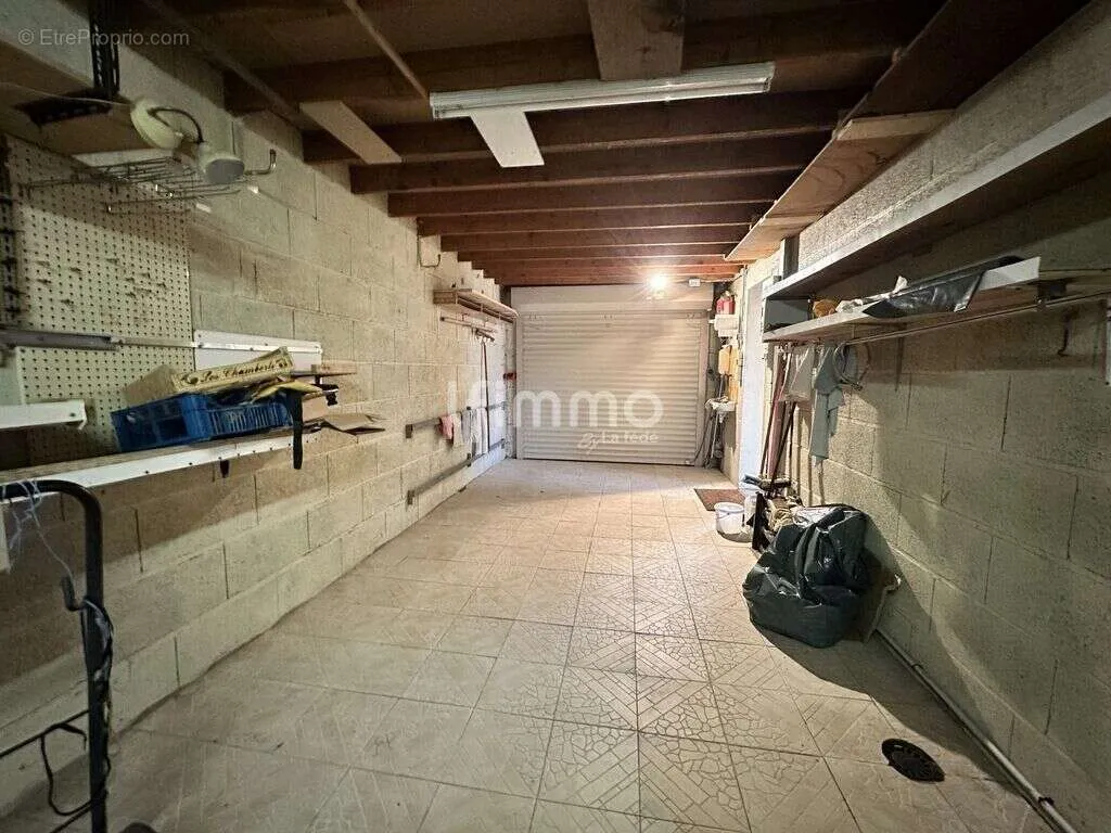 Garage - Maison Mitoyenne 4 Pièces avec Terrasse à Vendôme