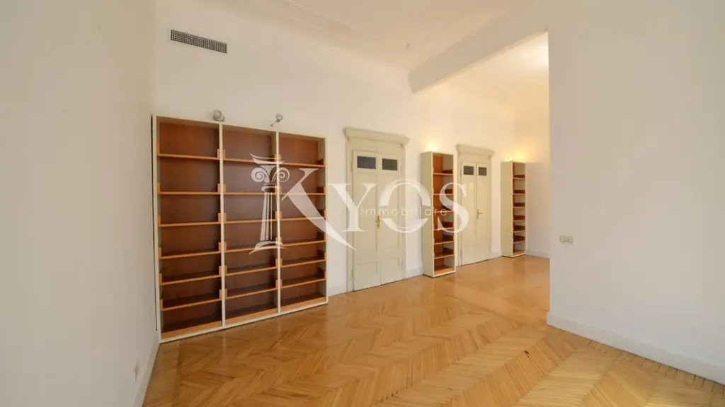 Elutuba - Historic Triplex with Balcony in Milan