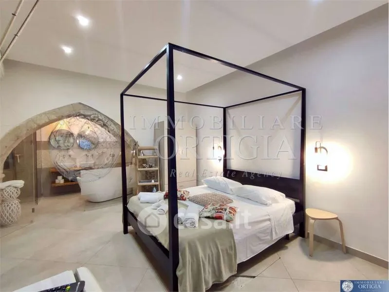 Chambres - Ground Floor Apartment with Arched Feature in Siracusa