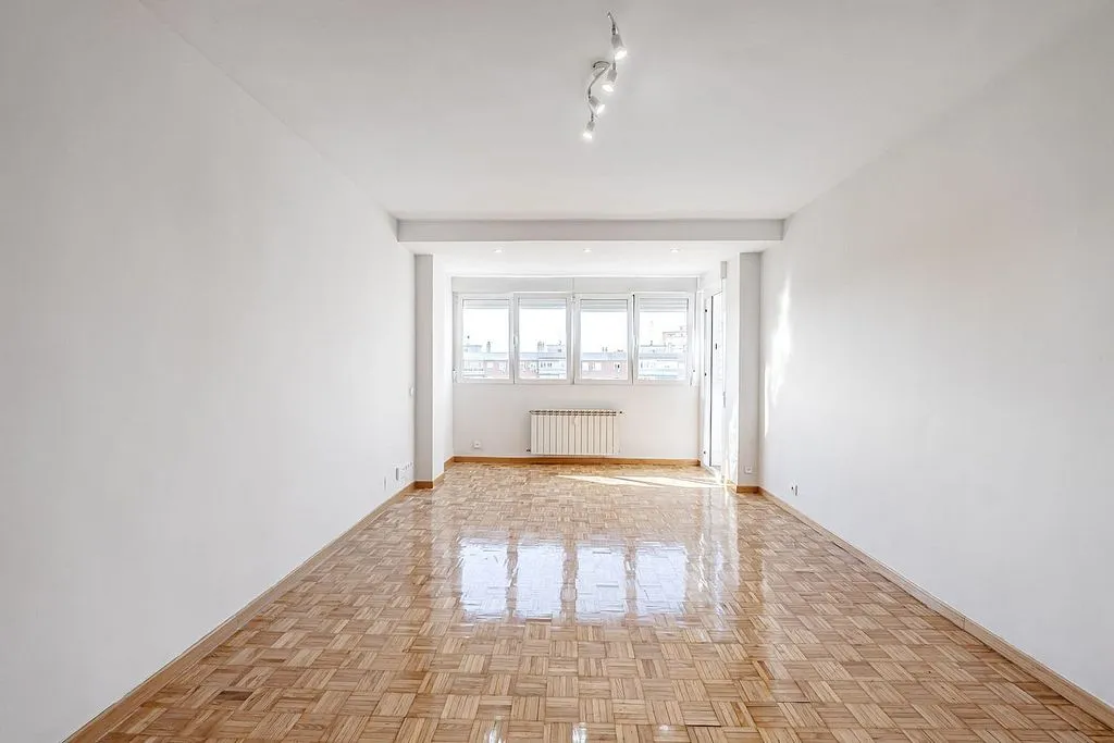 Pièces - 3-Bedroom Flat with Terrace in Aluche