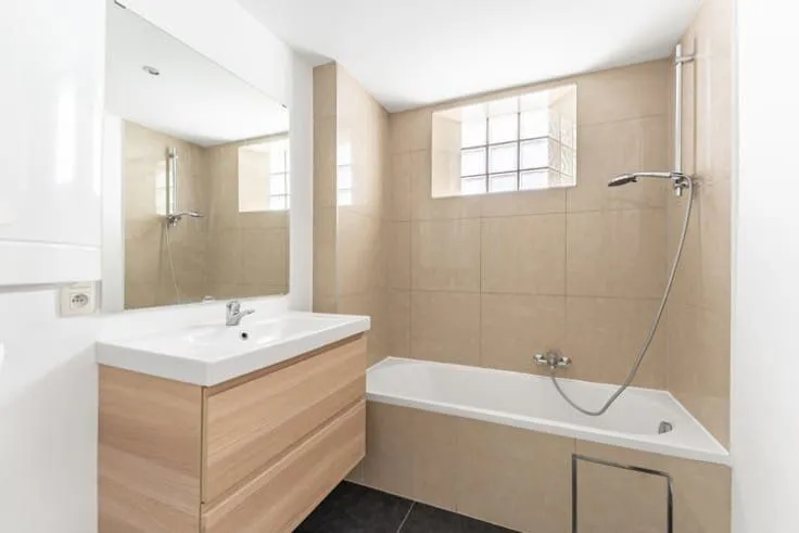 Salles de bain - Appartement Traversant avec Balcon à Waterloo