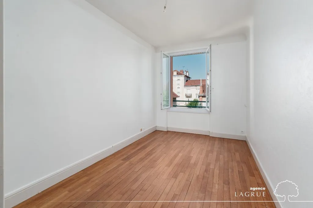 Toad - Bright 4-Piece Apartment in Vichy