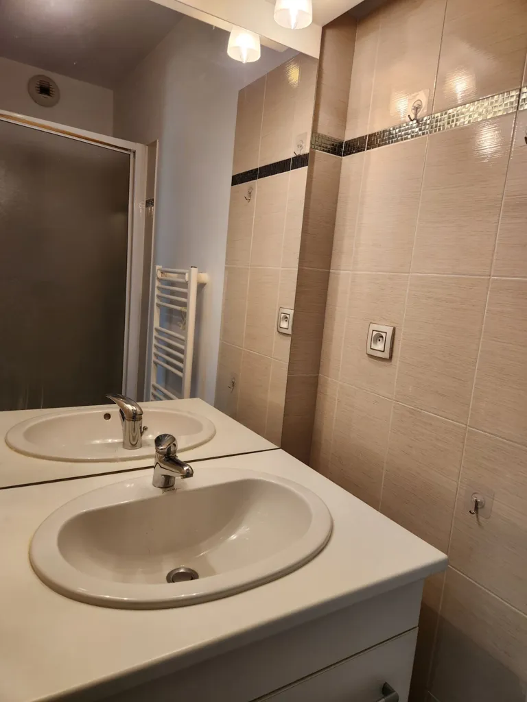 Salles de bain - Appartement avec Terrasse et Parking près de l'Université