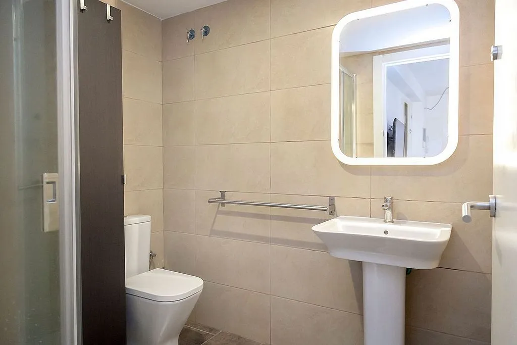Bathrooms - Duplex with Terrace in La Salut, Barcelona