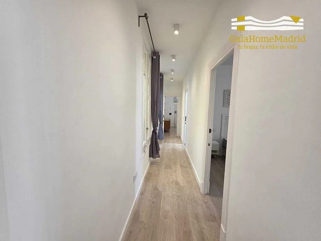 Esik - Modernised Flat with South Light in Trafalgar