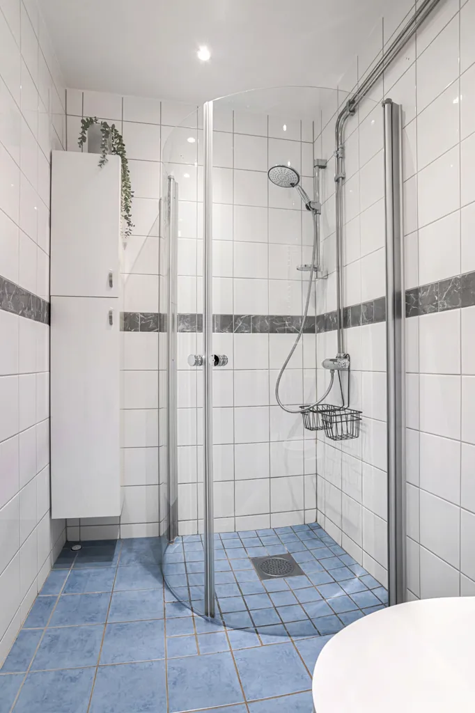Bathrooms - Apartment with Balcony and Garden in Fredriksdal