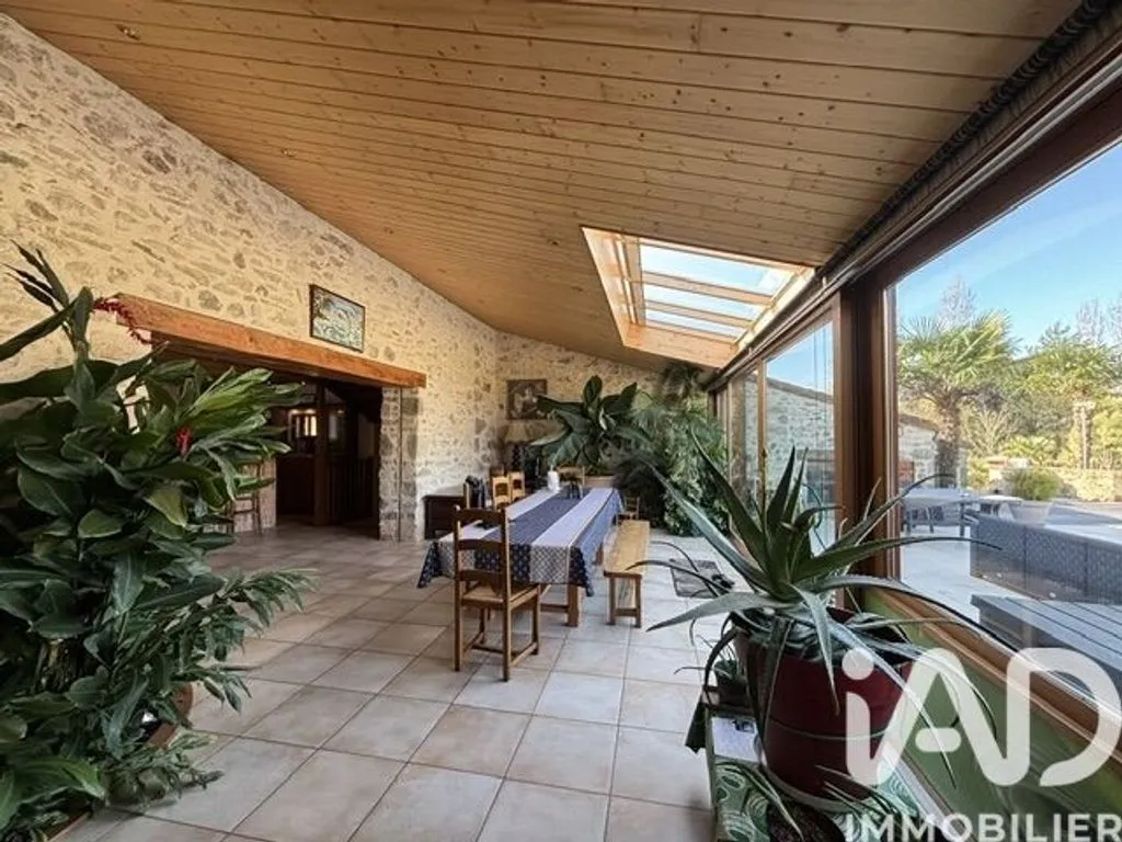 Terrasse - Villa Luxueuse avec Piscine à Aizenay