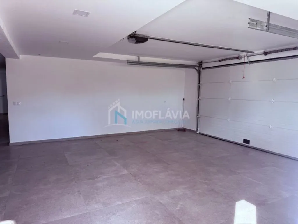 Garaaž - Luxury Detached House with Garage in Chaves