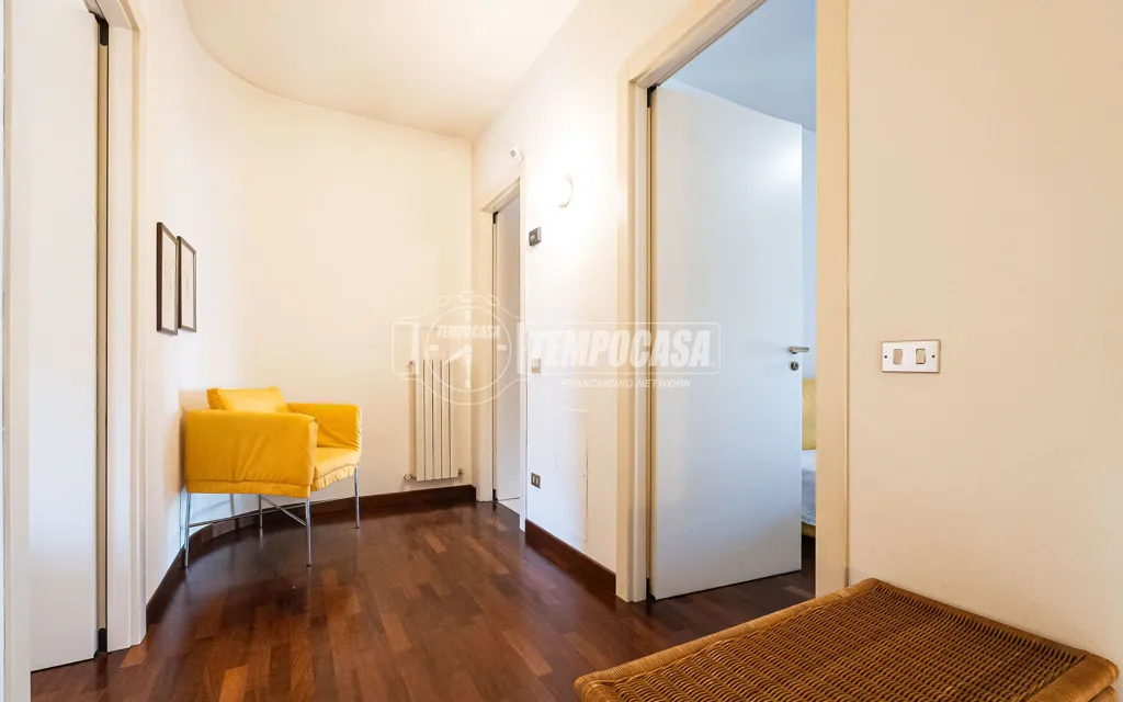 Entrée - Mansard Apartment with Balcony in Mariano Comense