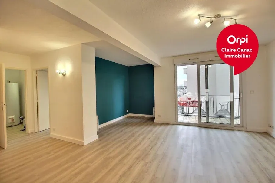 Séjour - Appartement Rénové avec Balcon à Castres