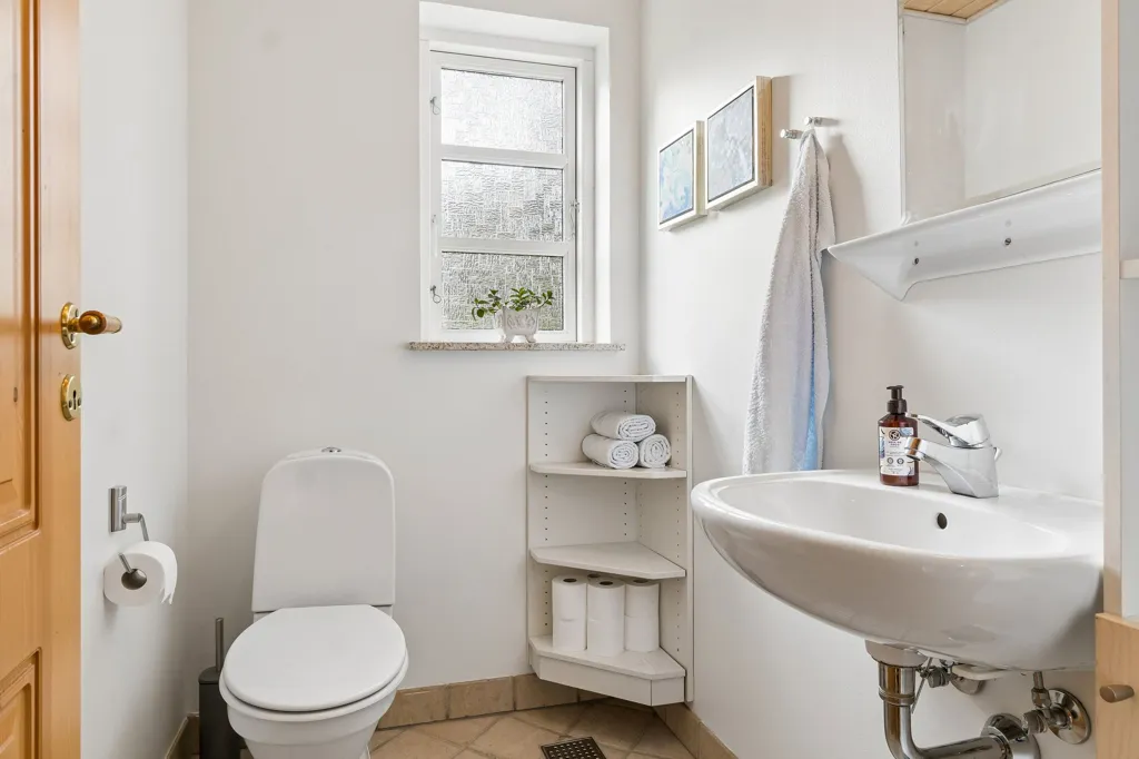 Bathrooms - Cottage with Limfjorden View in Løgstør