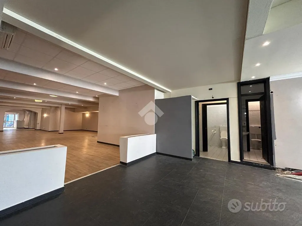 Pièces - Commercial Shop with Seafront Courtyard in Lavagna