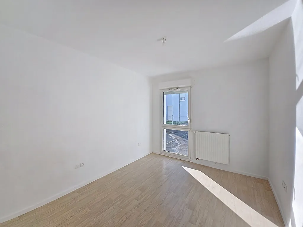 Pièces - Appartement Moderne avec Balcon à Lormont