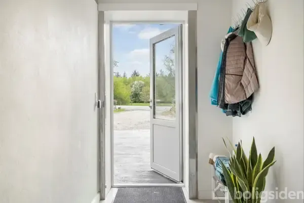 Entrée - Villa with Workshop Potential in Tarm